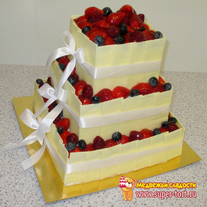 Свадебный торт с ягодами, ягодный свадебный торт